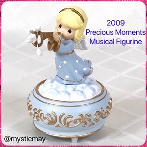 2009 Musical PRECIOUS MOMENTS Angel Girl w Trumpet & Stars Music Box Figurine